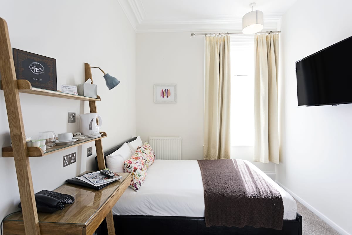 Single Room | 1 bedroom, desk, iron/ironing board, free WiFi