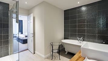 Superior Ground | Desk, iron/ironing board, free WiFi, bed sheets