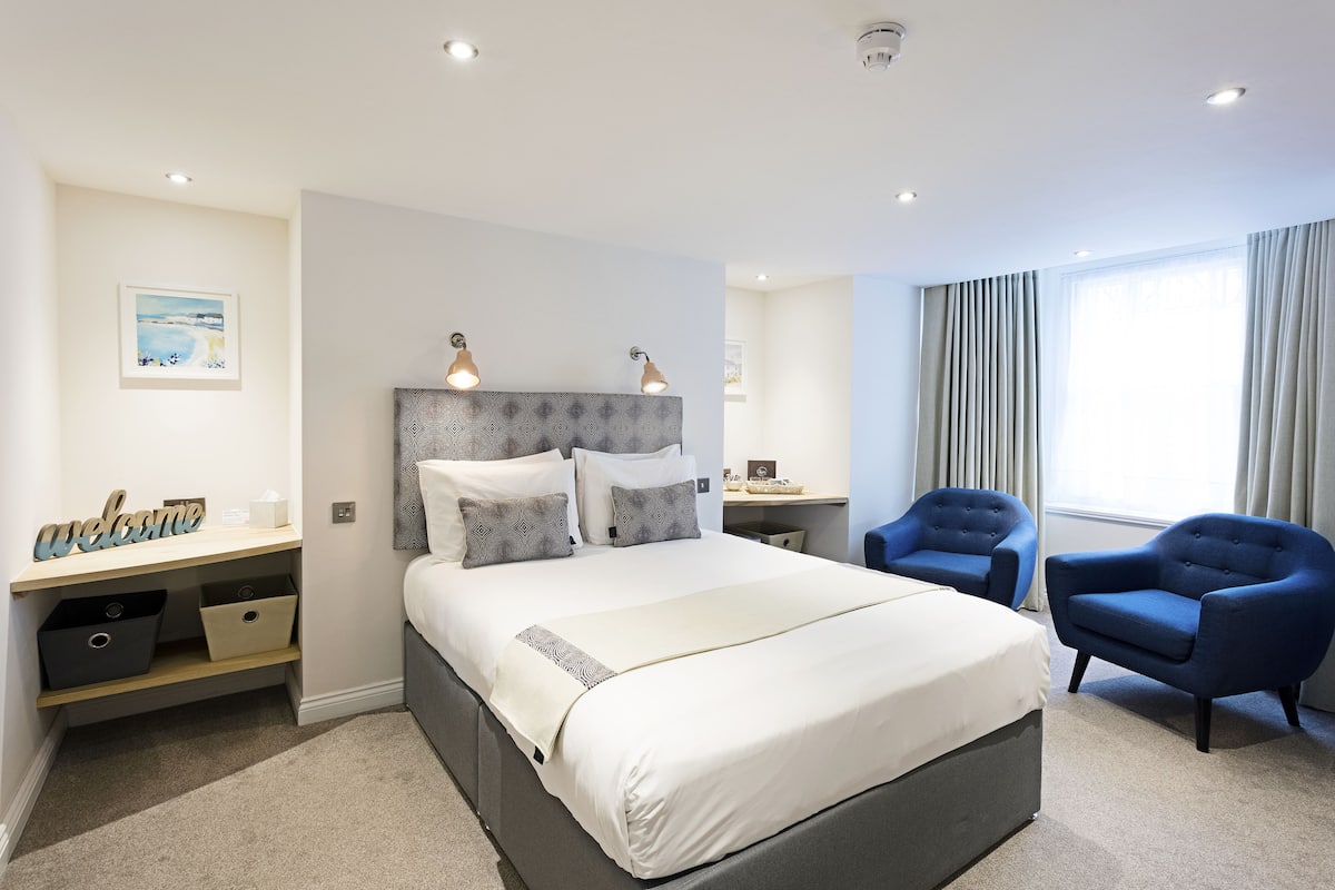 Superior Lower Ground | 1 bedroom, desk, iron/ironing board, free WiFi
