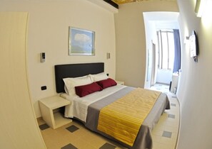 Double Room, 1 Double Bed | In-room safe, desk, soundproofing, cribs (free) - Rooms for you (Rome)