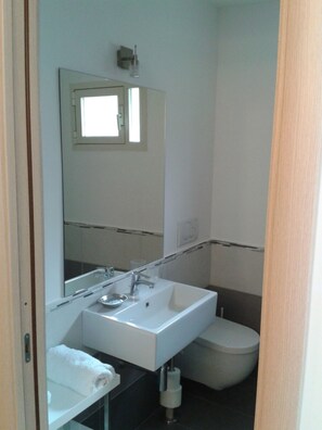 Triple Room | Bathroom | Shower, free toiletries, hair dryer, bidet - Rooms for you (Rome)