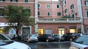 Front of property - Rooms for you (Rome)