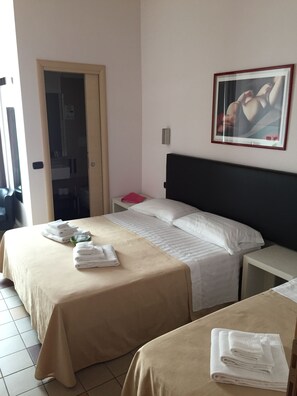 Triple Room | In-room safe, desk, soundproofing, cribs (free) - Rooms for you (Rome)