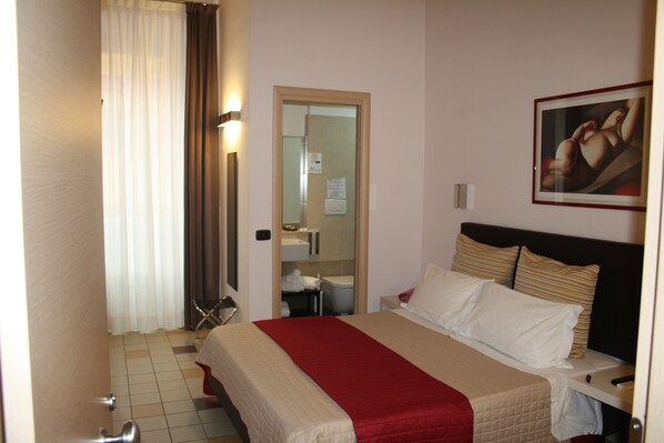 Double Room, 1 Double Bed | In-room safe, desk, soundproofing, cribs (free) - Rooms for you (Rome)