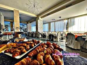 Free daily continental breakfast - Hotel Ambra (Cervia)