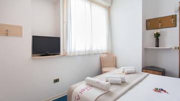 Camera tripla | Una cassaforte in camera, una scrivania, Wi-Fi gratuito