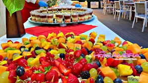 A buffet table with a variety of fruit and dessert options. - Hotel Ambra (Cervia)
