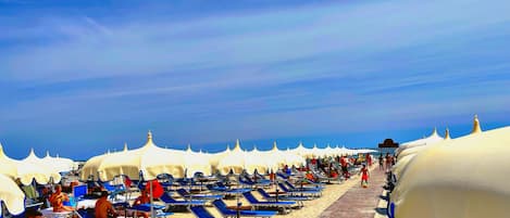 Cabañas (gegen Gebühr), Liegestühle, Sonnenschirme