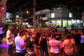 A group of people gathered outside a building with a sign that reads "PODIUMGYM". - Asia Blue The Tavern Hacienda - Hostel (Ko Pha-ngan)