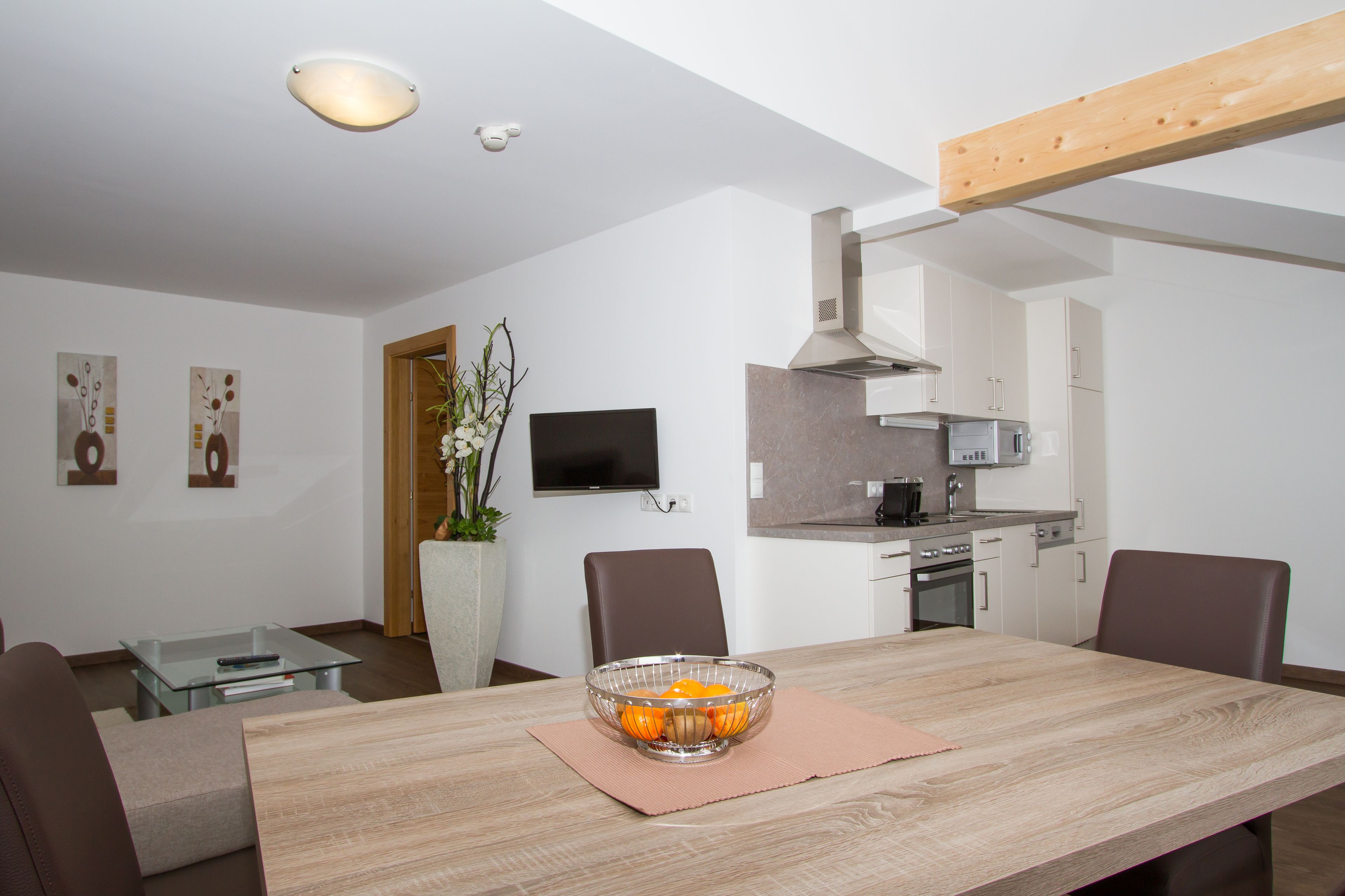 family apartment, 2 bedrooms, non smoking, mountainside (excl eur 70 cleaning fee) | in-room dining