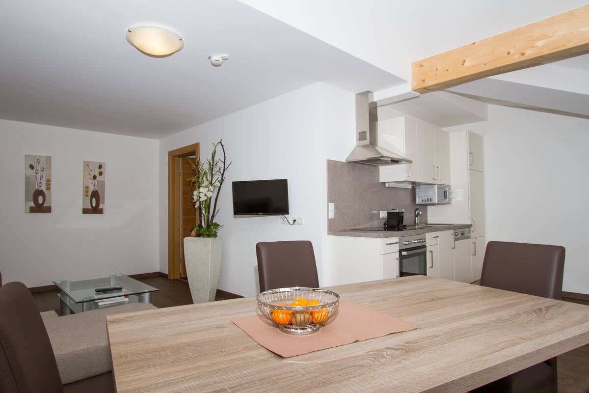 family apartment, 2 bedrooms, non smoking, mountainside (excl eur 70 cleaning fee) | in-room dining