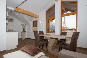 Appartement Familial, 2 chambres, non-fumeur, côté montagne (excl EUR 70 Cleaning Fee) | Restauration dans la chambre