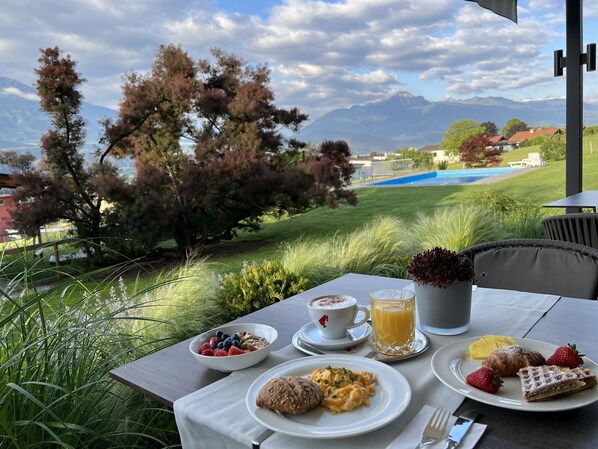 Petit déjeuner buffet (20 EUR par personne)