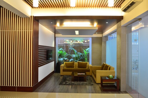 Lobby sitting area - Hotel La Villa Western (Dhaka)