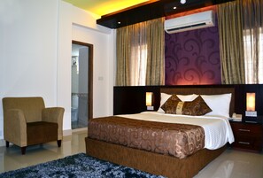 Frette Italian sheets, hypo-allergenic bedding, down duvets - Hotel La Villa Western (Dhaka)
