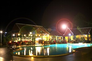 Bar tepi kolam renang