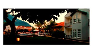 A building with a balcony and a tree in front. - The Grand Üçel Hotel (Fethiye)
