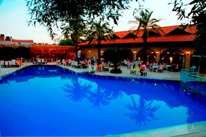 3 piscine all'aperto, ombrelloni da piscina, lettini