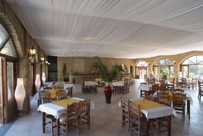 2 restaurants, lunch served