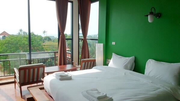 Kahden hengen deluxe-huone | Minibaari (osa tuotteista ilmaisia), yksilöllisesti kalustettu, työpöytä