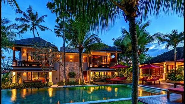 Un resort con piscina, varias habitaciones y un jardín bien cuidado.