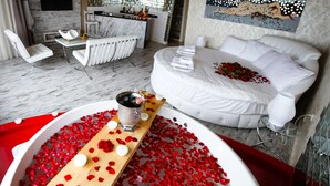 Romantic Suite, Jetted Tub, Sea View | Premium bedding, Tempur-Pedic beds, minibar, in-room safe - Melek Hotels Moda (Istanbul)