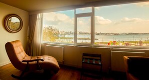 Suite, Sea View | Living area | 40-inch LCD TV with satellite channels, TV, DVD player - Melek Hotels Moda (Istanbul)