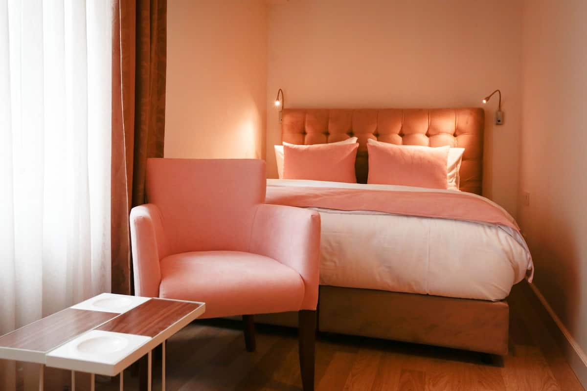 Ropa de cama de alta calidad, colchones Tempur-Pedic y minibar