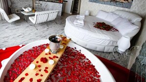 Romantic Suite, Jetted Tub, Sea View | Premium bedding, Tempur-Pedic beds, minibar, in-room safe - Melek Hotels Moda (Istanbul)