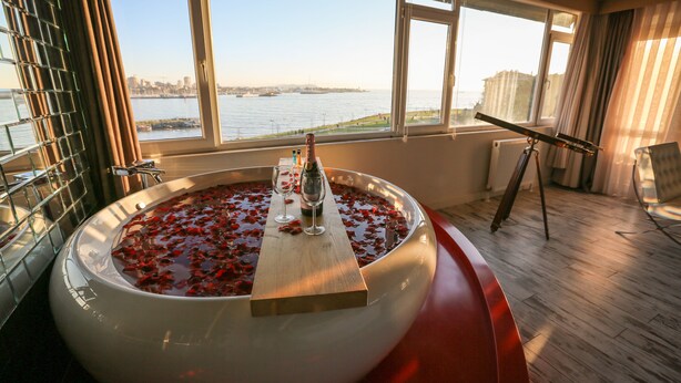 Romantic Suite, Jetted Tub, Sea View | Premium bedding, Tempur-Pedic beds, minibar, in-room safe - Melek Hotels Moda (Istanbul)