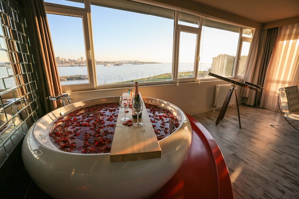 Romantische suite, bubbelbad, uitzicht op zee | Luxe beddengoed, Tempur Pedic-bedden, een minibar, een kluis op de kamer