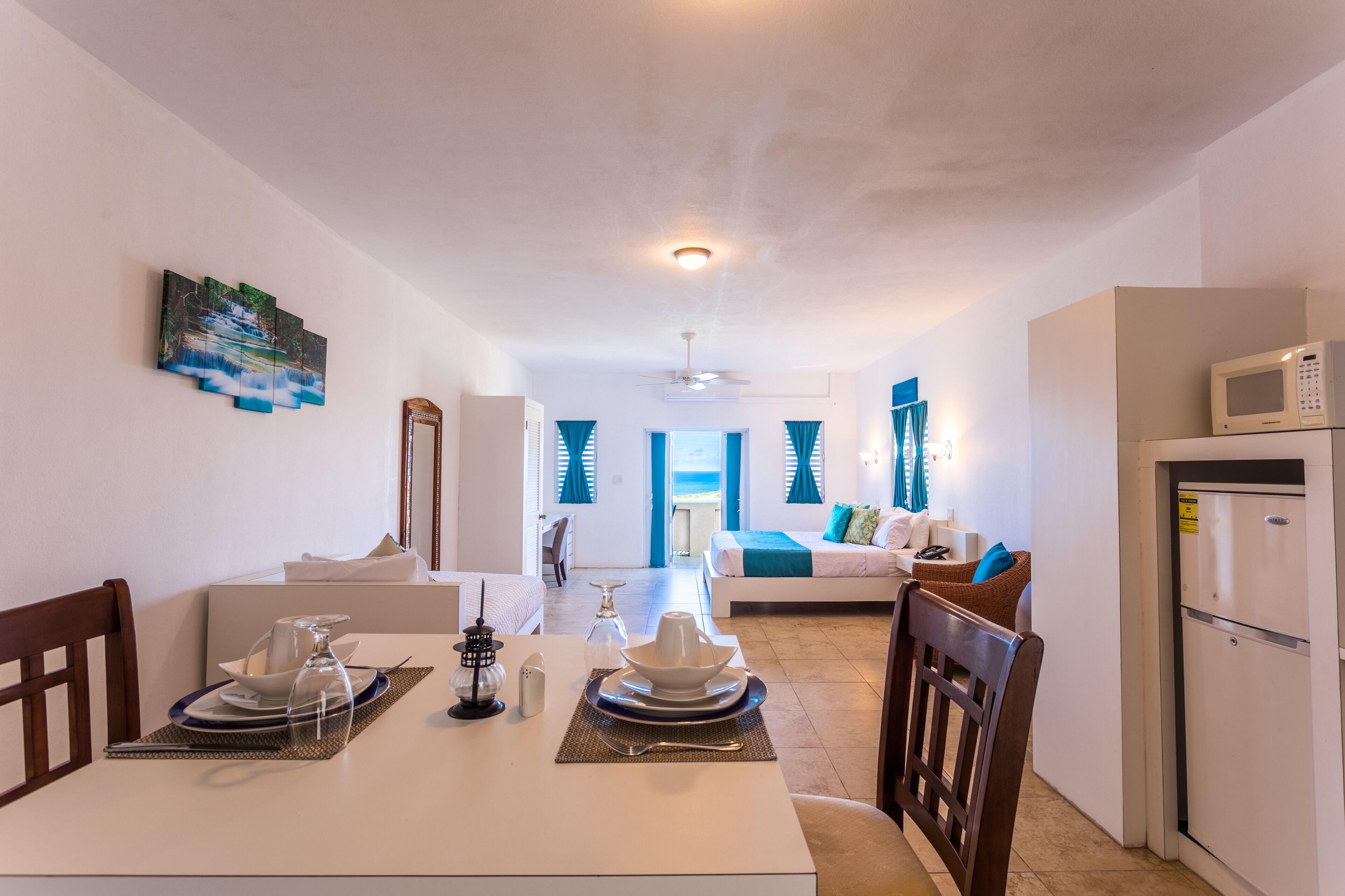 fridge, microwave, stovetop, coffee/tea maker