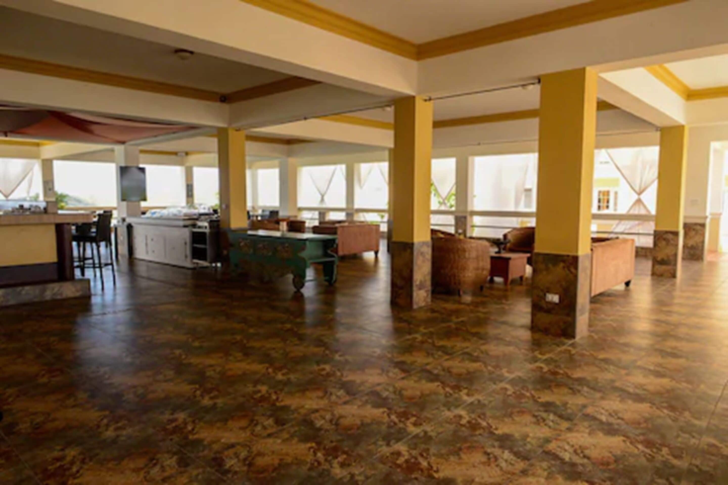 breakfast, lunch, brunch served; international cuisine