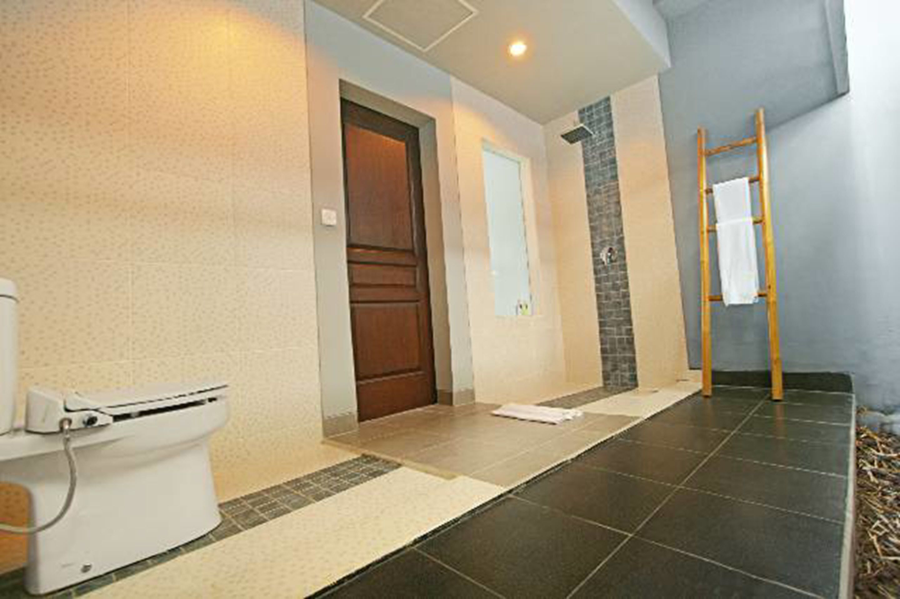 standard double room | bathroom | shower, hair dryer, bidet, towels