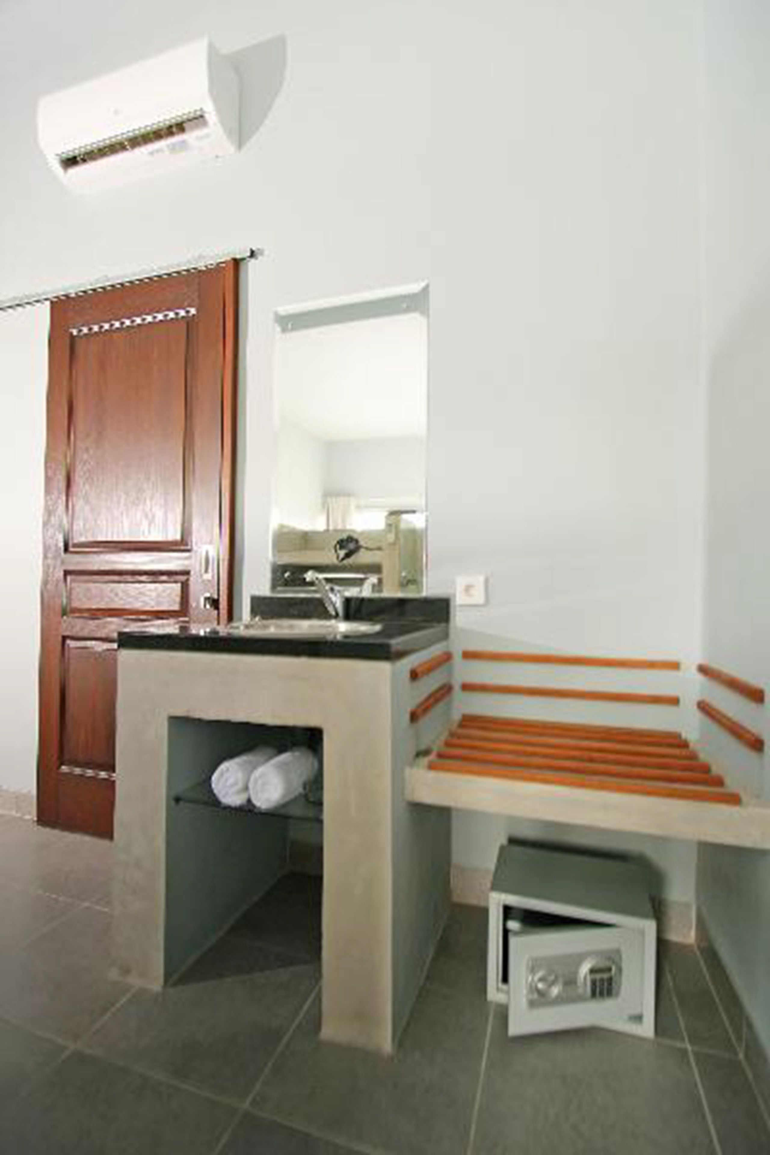 standard double room | minibar, in-room safe, desk, iron/ironing board