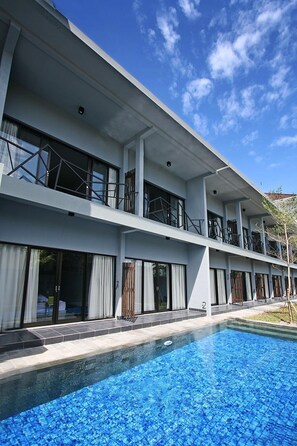 Outdoor pool - The Grey Boutique Inn (Legian)