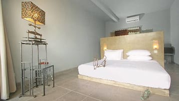 Habitación doble estándar | Minibar, caja de seguridad en la habitación y escritorio