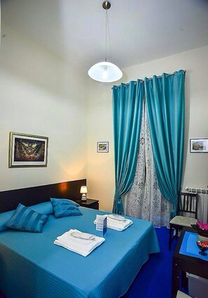 Classic Double Room (Private external bathroom) | Desk, iron/ironing board, free WiFi - Kambal B&B (Rome)
