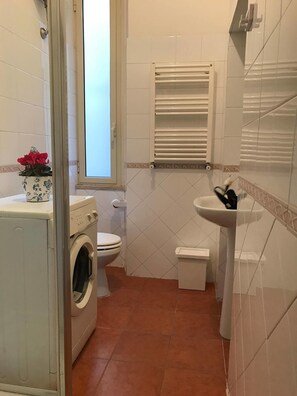 Bathroom - Kambal B&B (Rome)