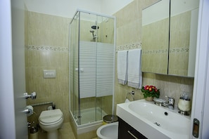 Superior Double Room | Bathroom | Shower, free toiletries, hair dryer, slippers