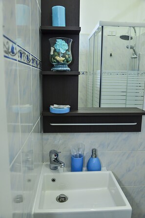 Bathroom sink - Kambal B&B (Rome)