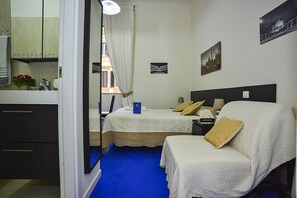 Superior Double Room | Desk, iron/ironing board, free WiFi - Kambal B&B (Rome)