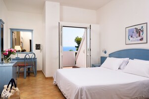 Frigobar, cofres nos quartos