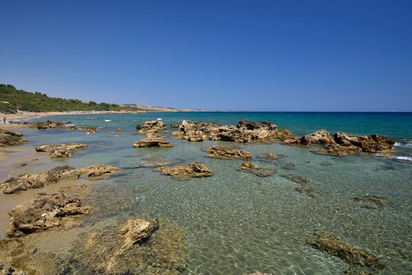 Spiaggia privata, lettini da mare, ombrelloni, teli da spiaggia