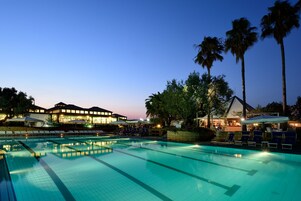 Piscina externa, guarda-sóis, espreguiçadeiras