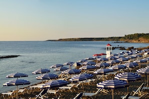 Privat strand, solstolar, parasoller och strandhanddukar