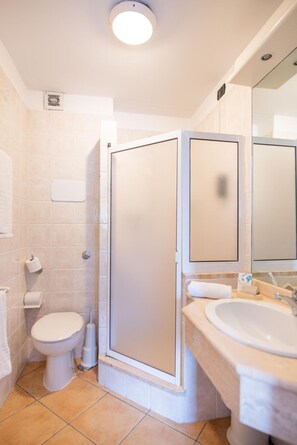 浴室 | 淋浴設備、免費梳洗用品、風筒