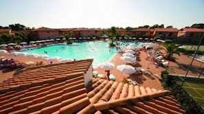 2 piscines a l'aire lliure, para-sols i gandules 