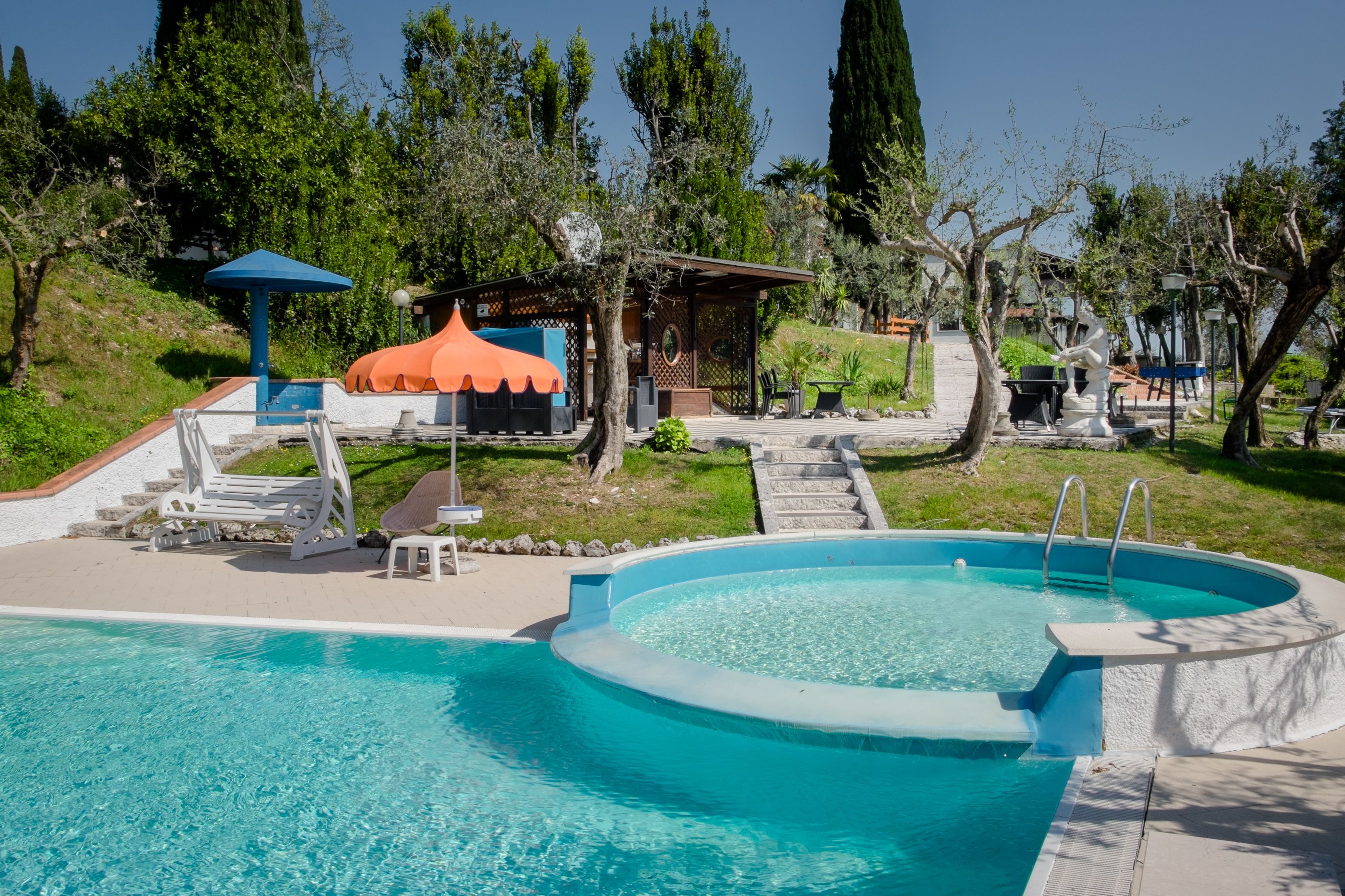 Piscine extérieure (ouverte en saison), parasols de plage