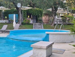 Seasonal outdoor pool, pool umbrellas, sun loungers - Hotel Mon Repos (Sirmione)